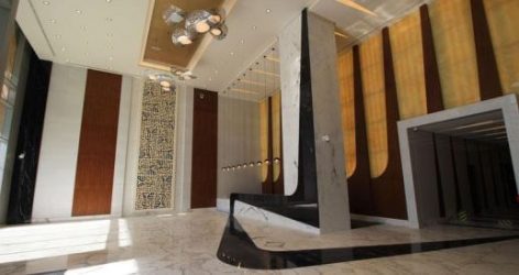 flooring and reception desk in calacatta book match and nero marquina - Al Khaliji Bank - Lusail